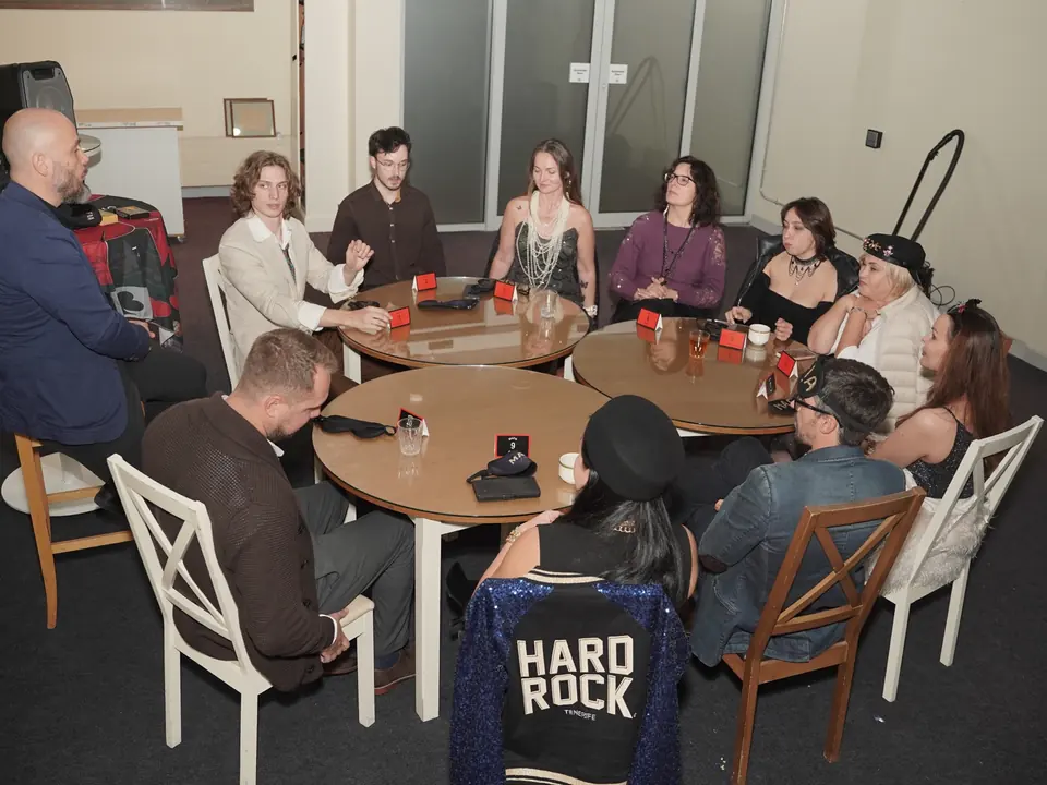 A game at two round tables in the club room
